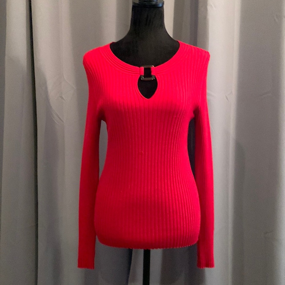 SUPER SEXY Chaus red ribbed knit sweater w/ tortoise buckle embellishment